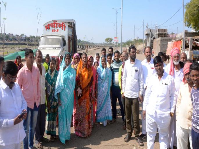 The disgust of women by keeping the toilet in dispute over space | जागेच्या वादात शौचालय रखडल्याने महिलांची कुचंबणा The disgust of women by keeping the toilet in dispute over space | जागेच्या वादात शौचालय रखडल्याने महिलांची कुचंबणा