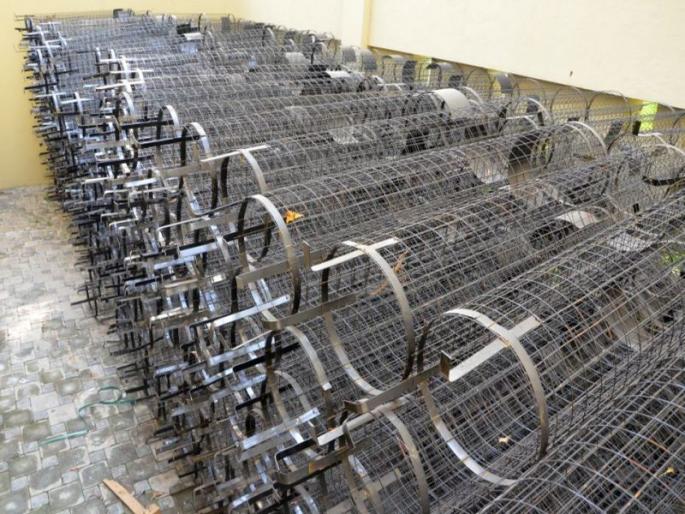 Waiting for the cage to plant! | पिंजऱ्यांना वृक्षारोपणाची प्रतिक्षाच़़़! Waiting for the cage to plant! | पिंजऱ्यांना वृक्षारोपणाची प्रतिक्षाच़़़!