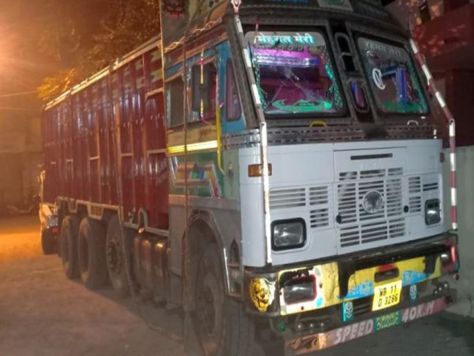 The truck carrying the cattle leather was caught | गुरांचे चामडे घेऊन जाणारा ट्रक पकडला The truck carrying the cattle leather was caught | गुरांचे चामडे घेऊन जाणारा ट्रक पकडला