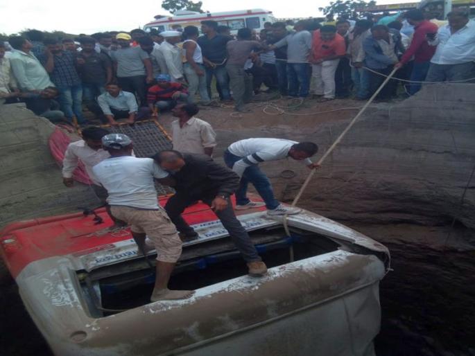 Dhule-Kalyavan bus accident | धुळे-कळवण बसला मेशीजवळ अपघात Dhule-Kalyavan bus accident | धुळे-कळवण बसला मेशीजवळ अपघात