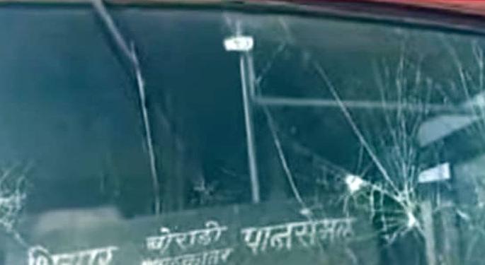 Shirpur was hit on a bus, tires were burnt in the dust | शिरपूरला बसवर दगडफेक, धुळ्यात टायर जाळले Shirpur was hit on a bus, tires were burnt in the dust | शिरपूरला बसवर दगडफेक, धुळ्यात टायर जाळले