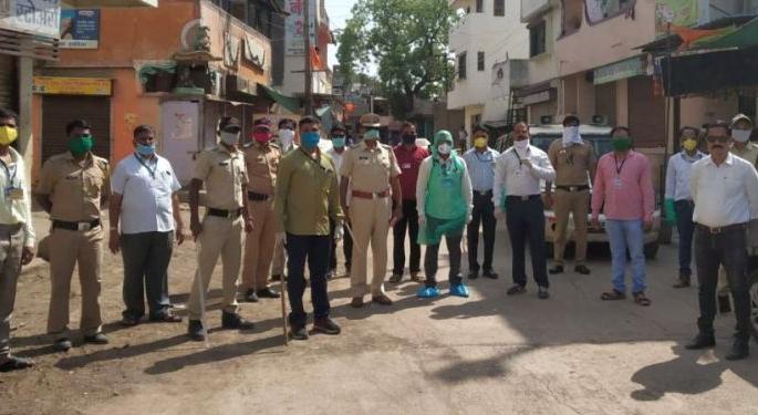 Shindkheda talks about coronation, fear | शिंदखेड्यात कोरोनाबाधीतची चर्चा, भीती