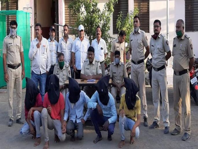 Five accused arrested for looting a Sacramento dealer | साक्रीनजिक व्यापाऱ्याला लुटणाºया पाच आरोपींना केली अटक Five accused arrested for looting a Sacramento dealer | साक्रीनजिक व्यापाऱ्याला लुटणाºया पाच आरोपींना केली अटक