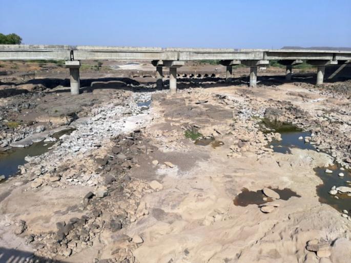 Leaving Arvatan from ‘Akkalpada’ is a dry ‘panjra’ that flows off the river | ‘अक्कलपाडा’तून आर्वतन सोडणे बंद दुथडी भरून वाहणारी ‘पांझरा’ कोरडी