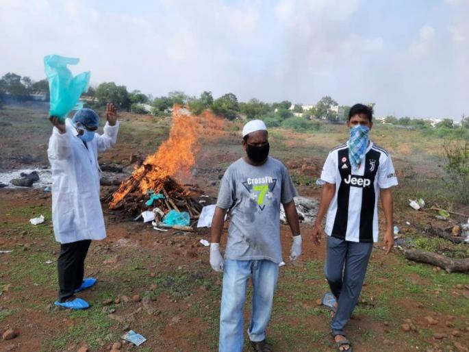 Funeral in Dhule on a woman affected by coronation | कोरोनाबाधीत महिलेवर धुळ्यात अंत्यसंस्कार Funeral in Dhule on a woman affected by coronation | कोरोनाबाधीत महिलेवर धुळ्यात अंत्यसंस्कार