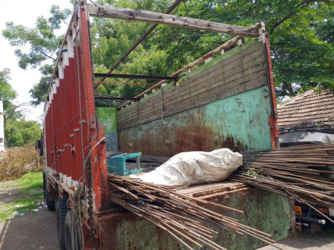 Mutual disposal of spears made on the highway near Dhule | धुळ्यानजिक महामार्गावर केलेली सळईची परस्पर विल्हेवाट आली अंगलट