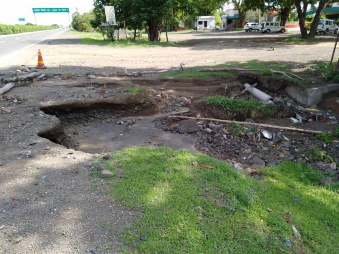 A pit is being constructed near Songir on the Mumbai-Agra highway | मुंबई आग्रा महामार्गावर सोनगीरनजिक तयार होतोय खड्डा A pit is being constructed near Songir on the Mumbai-Agra highway | मुंबई आग्रा महामार्गावर सोनगीरनजिक तयार होतोय खड्डा