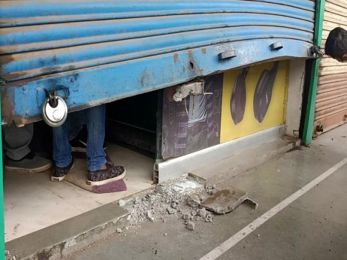 Mobile shop blown up in Dhule | धुळ्यात मोबाईलचे दुकान फोडले Mobile shop blown up in Dhule | धुळ्यात मोबाईलचे दुकान फोडले