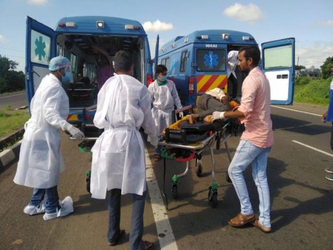 Pickup vehicle crashes at Gawhane fork, killing boy along with laborer | गव्हाणे फाट्यावर पिकअप वाहनाचा अपघात, मजुरासह मुलगा ठार