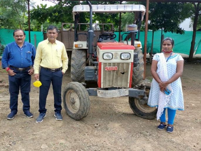 Caught the wheat going to the black market | काळ्या बाजारात जाणारा गहू पकडला Caught the wheat going to the black market | काळ्या बाजारात जाणारा गहू पकडला