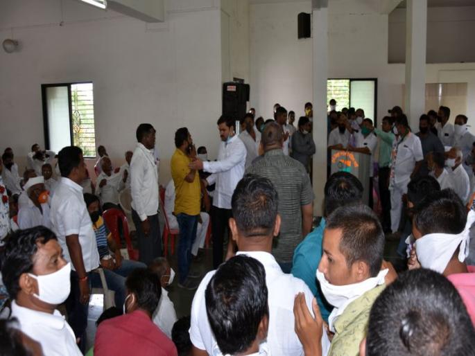 Confusion of activists in front of NCP observers, absence of state vice president Anil Gote | राष्ट्रवादी पक्ष निरीक्षकांसमोर कार्यकर्त्यांचा गोंधळ, प्रदेश उपाध्यक्ष अनिल गोटे यांची अनुपस्थिती Confusion of activists in front of NCP observers, absence of state vice president Anil Gote | राष्ट्रवादी पक्ष निरीक्षकांसमोर कार्यकर्त्यांचा गोंधळ, प्रदेश उपाध्यक्ष अनिल गोटे यांची अनुपस्थिती
