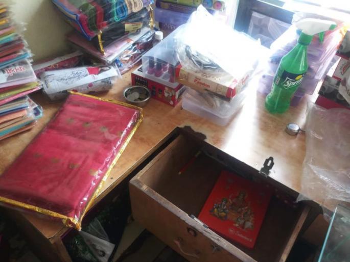 Thieves broke into a sari shop | चोरट्यांनी साड्यांचे दुकान फोडले