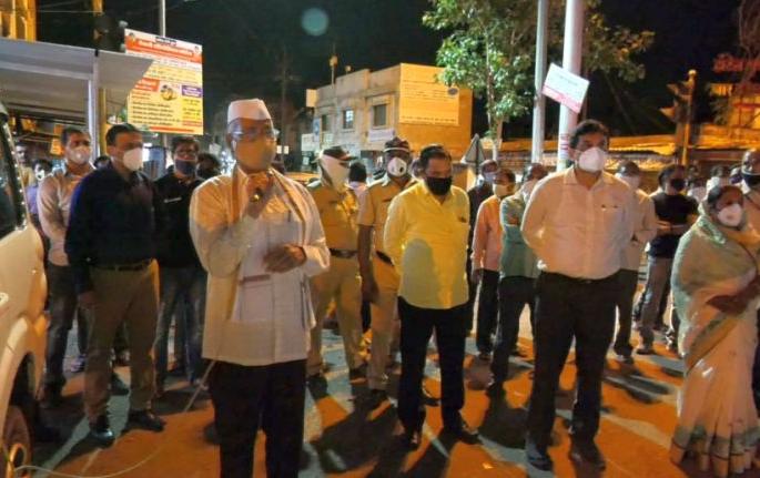 Guardian Minister took to the streets for Dhulekar | धुळेकरांसाठी पालकमंत्री उतरले रस्त्यावर