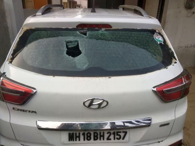 Early morning stone pelting on the houses of the NCP city district president in Dhule | धुळ्यातील राष्ट्रवादीच्या शहर जिल्हाध्यक्षांच्या घरांवर पहाटे दगडफेक Early morning stone pelting on the houses of the NCP city district president in Dhule | धुळ्यातील राष्ट्रवादीच्या शहर जिल्हाध्यक्षांच्या घरांवर पहाटे दगडफेक