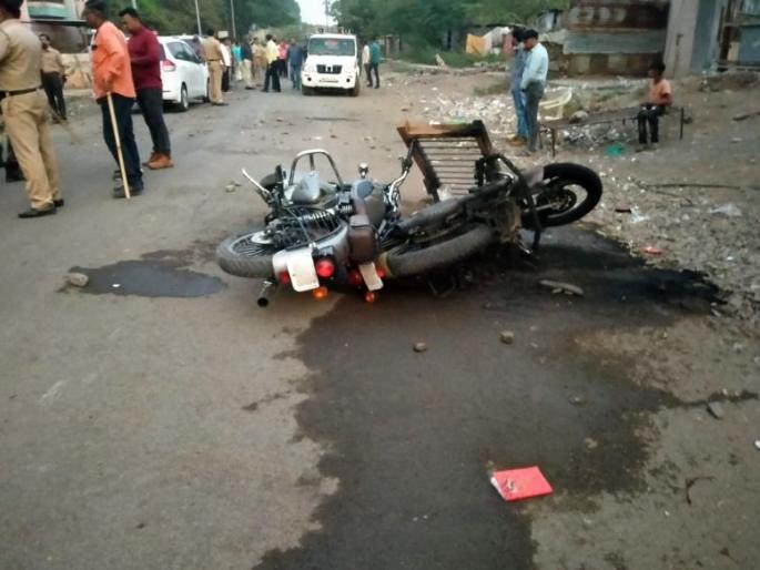 Stress due to stone throwing for minor reasons in Dhule | धुळ्यात किरकोळ कारणाने दगडफेकीमुळे तणाव Stress due to stone throwing for minor reasons in Dhule | धुळ्यात किरकोळ कारणाने दगडफेकीमुळे तणाव