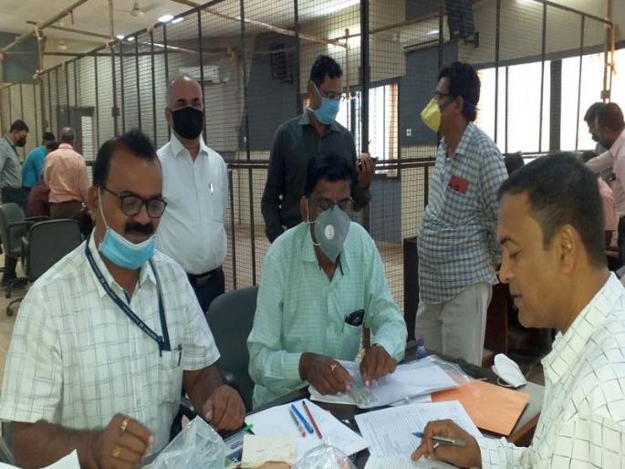 Squads dispatched to polling stations for Legislative Council elections | विधान परिषदेच्या निवडणुकीसाठी मतदान केंद्रावर पथके रवाना Squads dispatched to polling stations for Legislative Council elections | विधान परिषदेच्या निवडणुकीसाठी मतदान केंद्रावर पथके रवाना