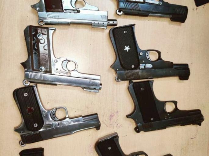 3 suspects from Punjab caught carrying 8 pistols | ८ पिस्तूल घेऊन जाणाऱ्या पंजाब राज्यातील ३ संशयितांना पकडले 3 suspects from Punjab caught carrying 8 pistols | ८ पिस्तूल घेऊन जाणाऱ्या पंजाब राज्यातील ३ संशयितांना पकडले