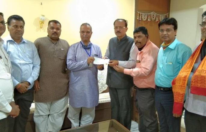 Two and a half lakh from MP Dr. Subhash Bhamre for the construction of Shriram Temple in Ayodhya | अयोध्देतील श्रीराम मंदिर निर्मितीसाठी खासदार डॉ़ सुभाष भामरेंकडून अडीच लाख Two and a half lakh from MP Dr. Subhash Bhamre for the construction of Shriram Temple in Ayodhya | अयोध्देतील श्रीराम मंदिर निर्मितीसाठी खासदार डॉ़ सुभाष भामरेंकडून अडीच लाख