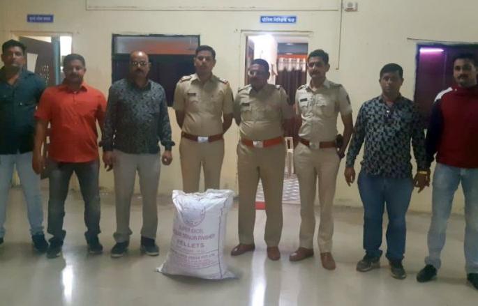 Devpur police set a trap and seized 10 kg of cannabis | सापळा रचून देवपूर पोलिसांनी पकडला १० किलो गांजा जप्त Devpur police set a trap and seized 10 kg of cannabis | सापळा रचून देवपूर पोलिसांनी पकडला १० किलो गांजा जप्त
