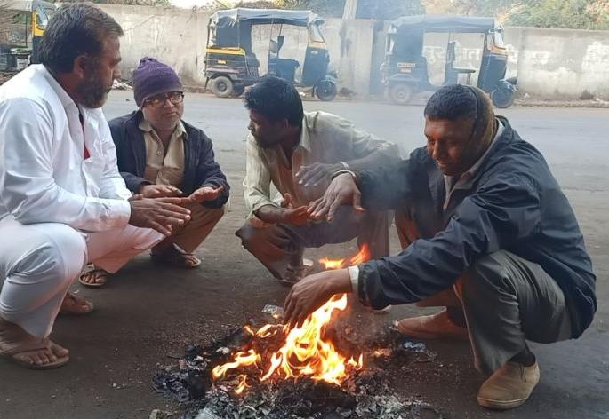Dhule was burnt, fires were lit at 6 degrees mercury | धुळे गारठले, पारा ६ अंशावर ठिकठिकाणी पेटल्या शेकोटी