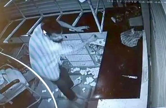 The thief hit the shop all day long | भरदिवसा चोरट्याने मारला दुकानात डल्ला The thief hit the shop all day long | भरदिवसा चोरट्याने मारला दुकानात डल्ला