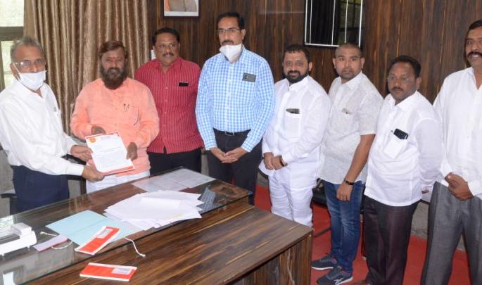 Balasaheb Thackeray's full-length statue erected: Shiv Sena | बाळासाहेब ठाकरेंचा पूणार्कृती पुतळा उभारा : शिवसेना