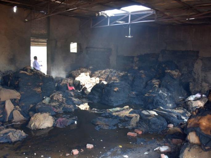 Agarbati for god worship catches fire in Bardan's warehouse in Dhule, laborer dies | देवपुजेसाठी लावलेल्या अगरबतीने धुळ्यात बारदानच्या गोदामाला लागली आग, मालकासह मजुराचा होरपळून मृत्यू Agarbati for god worship catches fire in Bardan's warehouse in Dhule, laborer dies | देवपुजेसाठी लावलेल्या अगरबतीने धुळ्यात बारदानच्या गोदामाला लागली आग, मालकासह मजुराचा होरपळून मृत्यू