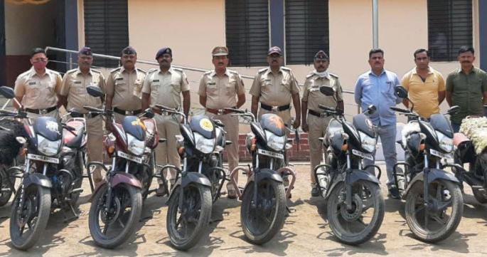 Sakri police arrested two thieves and seized eight motorcycles | साक्री पोलिसांनी केले दोन चोर जेरबंद, आठ मोटारसायकल केल्या हस्तगत