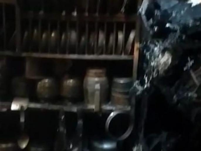 Fire in the house of a laborer, destroy the worldly goods | मजुराच्या घराला आग, संसारोपयोगी साहित्य खाक Fire in the house of a laborer, destroy the worldly goods | मजुराच्या घराला आग, संसारोपयोगी साहित्य खाक