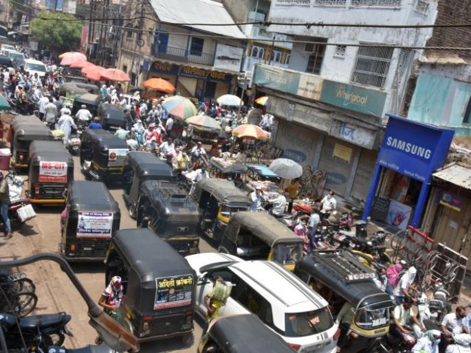 The rush to shop as soon as the weekend lockdown wakes up | वीकेंड लॉकडाऊन उठताच खरेदीसाठी उडाली झुंबड The rush to shop as soon as the weekend lockdown wakes up | वीकेंड लॉकडाऊन उठताच खरेदीसाठी उडाली झुंबड