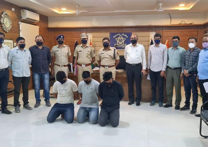 Remadesivir's black market gang Gajaad | रेमडेसिविरचा काळा बाजार करणारी टोळी गजाआड Remadesivir's black market gang Gajaad | रेमडेसिविरचा काळा बाजार करणारी टोळी गजाआड