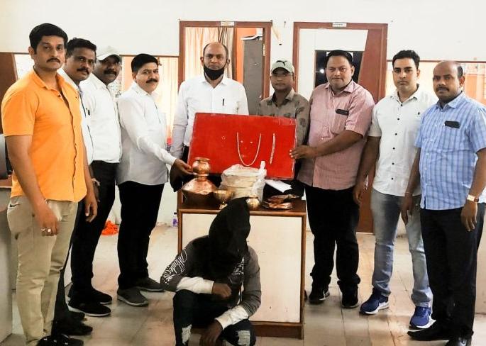 Thief caught by police through a child | लहान मुलाच्या माध्यमातून चोरटा पोलिसांच्या जाळ्यात