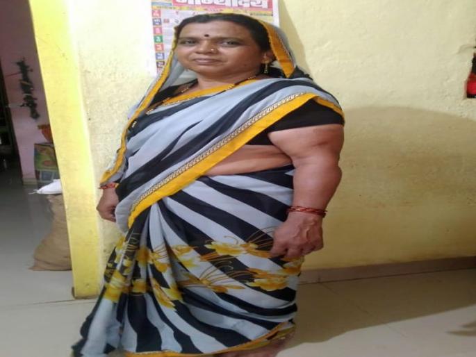 The woman carried the truck, accelerated on the spot | भरधाव ट्रकने महिलेले नेले फरफटत, जागेवरच गतप्राण The woman carried the truck, accelerated on the spot | भरधाव ट्रकने महिलेले नेले फरफटत, जागेवरच गतप्राण