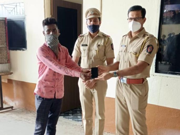 Devpur police return mobile phones to 19 people | देवपूर पोलिसांनी १९ जणांना परत केले त्यांचे मोबाईल!