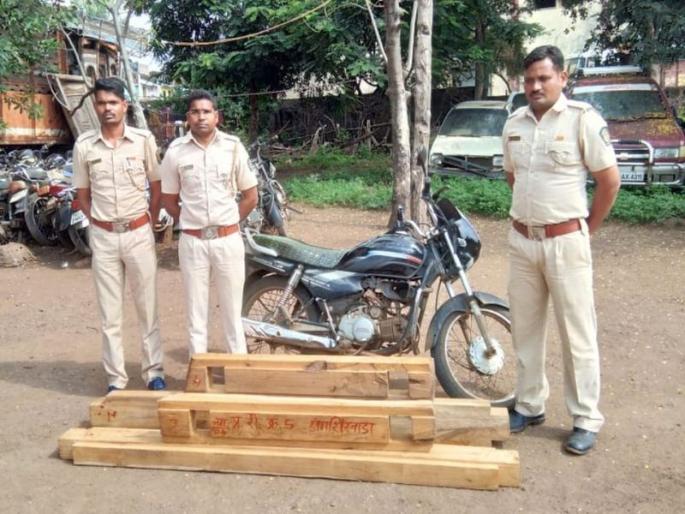 Pimpalner seized timber from forest work | पिंपळनेर वनकर्मचाºयांकडून सागाचे लाकूड जप्त Pimpalner seized timber from forest work | पिंपळनेर वनकर्मचाºयांकडून सागाचे लाकूड जप्त