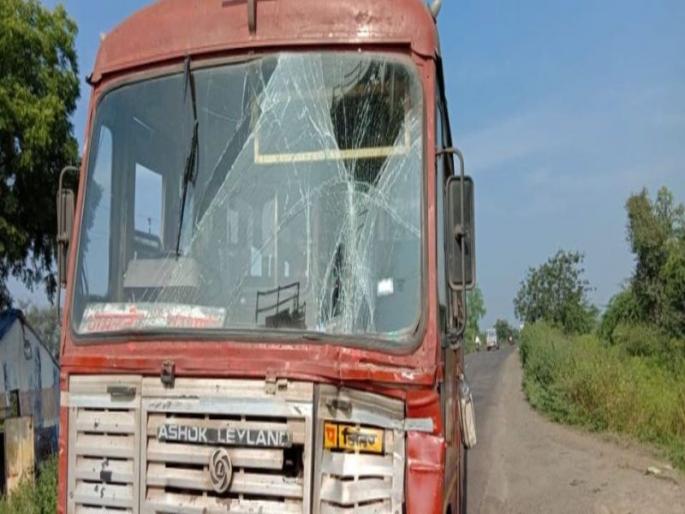 Luckily the life of the bus was hit by a truck | भरधाव बस ट्रकवर आदळली सुदैवाने जीवितहानी टळली Luckily the life of the bus was hit by a truck | भरधाव बस ट्रकवर आदळली सुदैवाने जीवितहानी टळली
