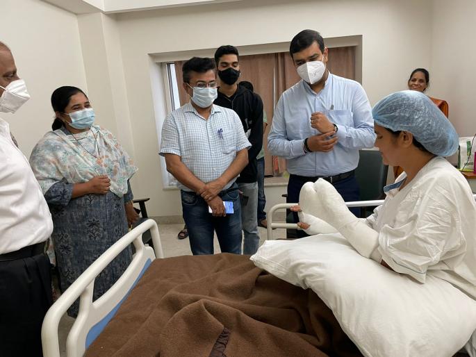 Thane Municipal officer Kalpita Pipanle injured in peddler's attack discharged from hospital | फेरिवाल्याच्या हल्ल्यातील जखमी महापालिका अधिकारी कल्पिता पिपंळेंना रुग्णालयातून डिस्चार्ज Thane Municipal officer Kalpita Pipanle injured in peddler's attack discharged from hospital | फेरिवाल्याच्या हल्ल्यातील जखमी महापालिका अधिकारी कल्पिता पिपंळेंना रुग्णालयातून डिस्चार्ज