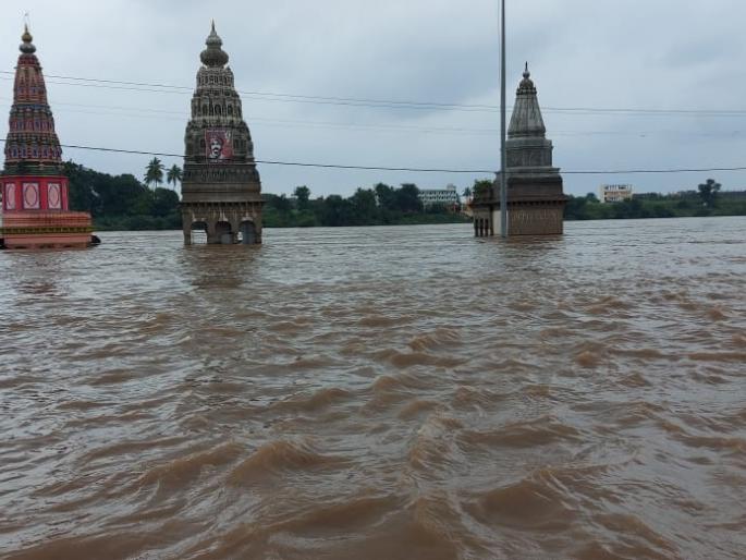 The old stone bridge over the Bhimanadi under water; Alert to the citizens of Pandharpur | भीमानदीवरील जुना दगडी पुल पाण्याखाली; पंढरपुरातील नागरिकांना सतर्कतेचा इशारा