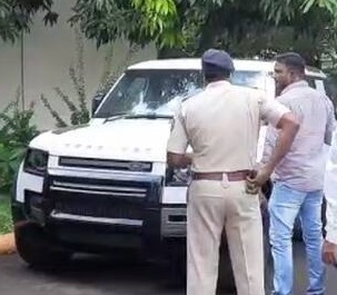 Big news; Solapur police officer arrested for accepting bribe of Rs 50,000 | मोठी बातमी; ५० हजाराची लाच स्वीकारताना सोलापुरातील पोलीस अधिकारी अटकेत Big news; Solapur police officer arrested for accepting bribe of Rs 50,000 | मोठी बातमी; ५० हजाराची लाच स्वीकारताना सोलापुरातील पोलीस अधिकारी अटकेत