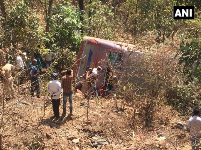 The bus collapsed in Torangana Ghat; 4 passengers killed | तोरंगणा घाटात बस दरीत कोसळली; 6 प्रवासी ठार The bus collapsed in Torangana Ghat; 4 passengers killed | तोरंगणा घाटात बस दरीत कोसळली; 6 प्रवासी ठार