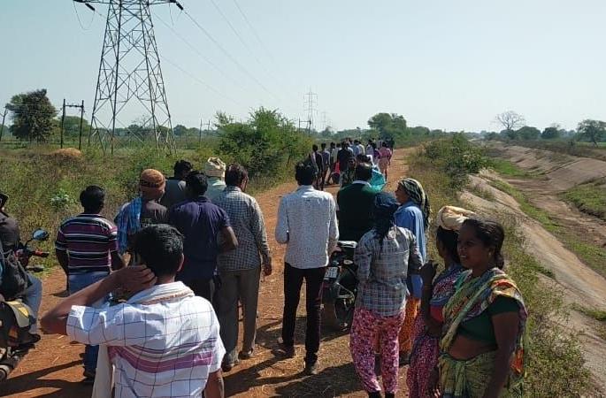 Run, run, tiger came, a line of female laborers | पळा, पळा वाघ आला, महिला मजुरांची तारांबळ Run, run, tiger came, a line of female laborers | पळा, पळा वाघ आला, महिला मजुरांची तारांबळ