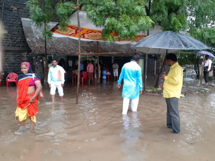 The effect of rainfall; Only 5.5 percent voted in the first two hours | पावसाचा परिणाम; पहिल्या दोन तासात फक्त ३.५७ टक्के मतदान