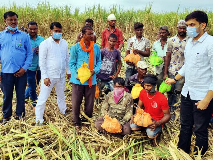 Diwali sweet of sugarcane workers; Distribution of Diwali materials from Utopian Sugars to Fada | ऊसतोड मजुरांची दिवाळी गोड;  युटोपियन शुगर्सकडून फडामध्ये जाऊन दिवाळी साहित्यांचे वाटप