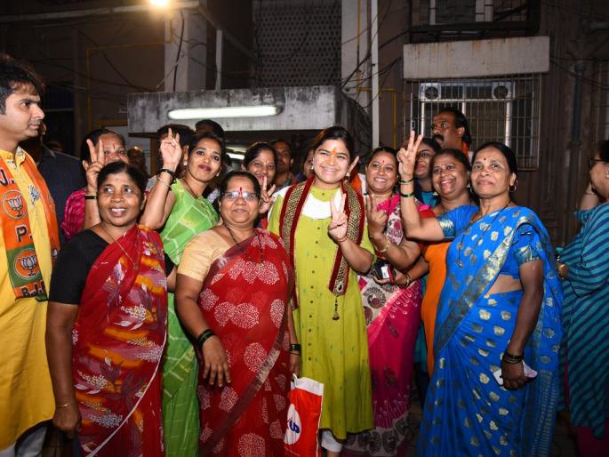 In 'North-Central' Poonam's mother involve in campaign | ‘उत्तर-मध्य’मध्ये पूनम यांच्या प्रचारात ‘आई’, ‘ताई’ सक्रिय In 'North-Central' Poonam's mother involve in campaign | ‘उत्तर-मध्य’मध्ये पूनम यांच्या प्रचारात ‘आई’, ‘ताई’ सक्रिय