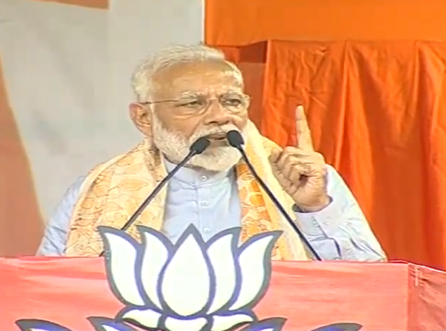 Lok Sabha Election 2019: PM Narendra modi criticism on Oppositions | पंतप्रधानपद लिलावात मिळत नाही, मोदींचा विरोधकांना टोला Lok Sabha Election 2019: PM Narendra modi criticism on Oppositions | पंतप्रधानपद लिलावात मिळत नाही, मोदींचा विरोधकांना टोला