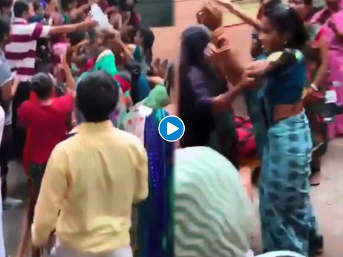 OMG : Women fight with each other for the vaccination in Khargone Madhya Pradesh | VIDEO : वॅक्सीनवरून महिलांची फ्री स्टाईल हाणामारी, एकमेकींचे केस ओढत मारामारी