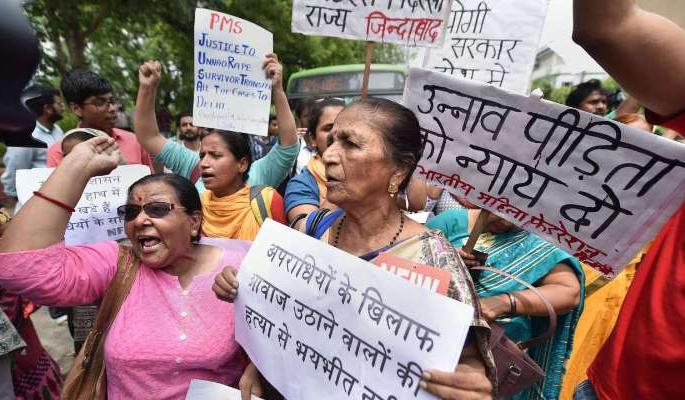 Compensation and protection for Unnao rape victim- supreme court | उन्नाव बलात्कारपीडितेला भरपाई आणि संरक्षण द्या - सुप्रीम कोर्ट Compensation and protection for Unnao rape victim- supreme court | उन्नाव बलात्कारपीडितेला भरपाई आणि संरक्षण द्या - सुप्रीम कोर्ट