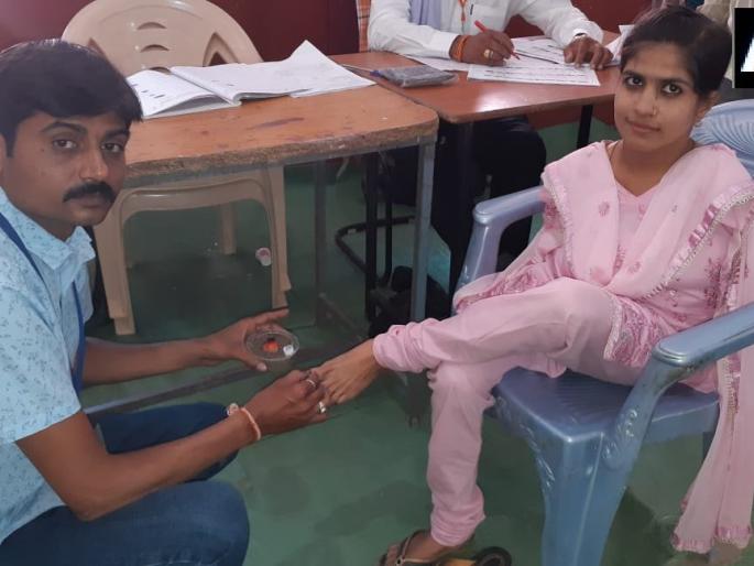 ...thats why Nidhi cast her vote using her foot at a polling booth | ... म्हणून तिच्या पायाच्या अंगठ्यावर लावली शाई