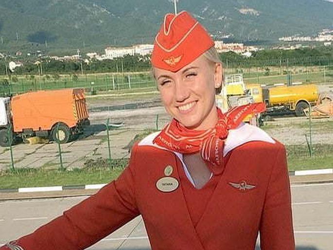 salute ...! Airhostess caught a collar of 31 people in a fire plane and thrown out | मॉस्कोतील पेटत्या विमानात प्रवासी बॅगा घेण्यात गुंतले होते; एअरहॉस्टेसने धाडस दाखविले नसते तर... salute ...! Airhostess caught a collar of 31 people in a fire plane and thrown out | मॉस्कोतील पेटत्या विमानात प्रवासी बॅगा घेण्यात गुंतले होते; एअरहॉस्टेसने धाडस दाखविले नसते तर...