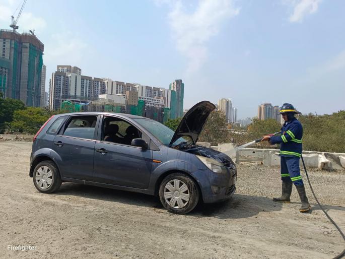 Running car caught fire in Thane, three people in the car survived; Car engine burn damage | ठाण्यात धावत्या कारला आग, कारमधील तिघे बचावले; कार इंजिनचे जळून नुकसान Running car caught fire in Thane, three people in the car survived; Car engine burn damage | ठाण्यात धावत्या कारला आग, कारमधील तिघे बचावले; कार इंजिनचे जळून नुकसान